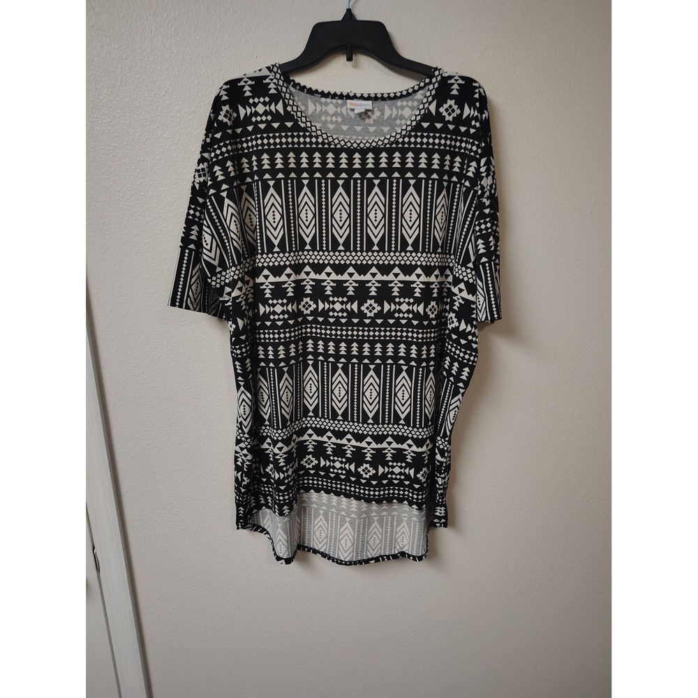 LuLaRoeโ Irma Tunic Top XL Womens Black White Geometric Tribal High Low Hem